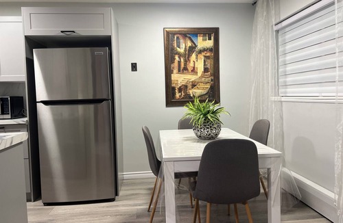 Kitchener Apartment | Stylish Modern Apartment | King Beds | Work-Friendly | Free Parking