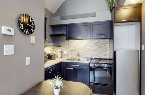 Craigleith Condo | The Adventure Pad: Pool, Hot Tub, Tennis!