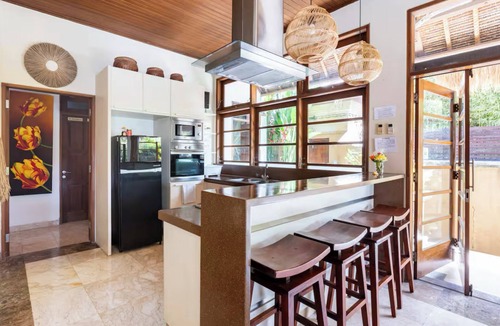 Berawa Villa | Traditional villa with huge pool and garden 200m to Berawa beach