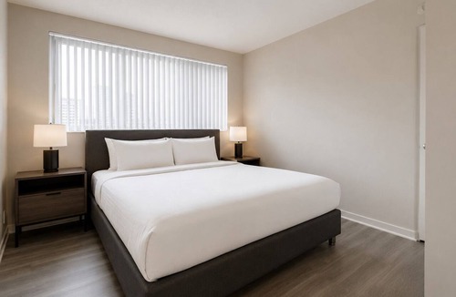 Wellington Place Hotel | Trendy Studio Toronto Stay Near Events & Waterfront