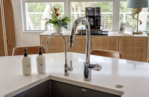 Jose's Hideaway House | Turtle Escape: Heated Pool, Golf Cart, Pickleball& Close to Beach