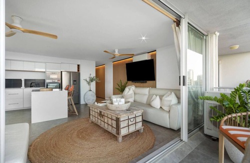 Main Beach Apartment | Twenty Two with a View - Main Beach - WiFi Parking