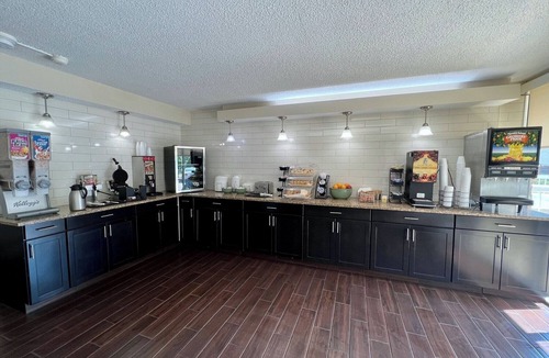 Charlottesville Hotel | Two Private King Units w/Free Breakfast & Parking Near Oakencroft Farm & Winery