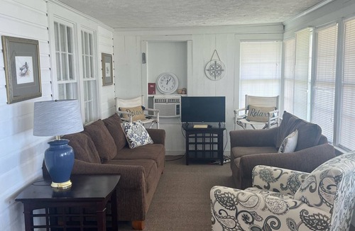 White Lake Cottage | Tyson's Bungalow, the Spacious 5-bedroom cottage in White Lake