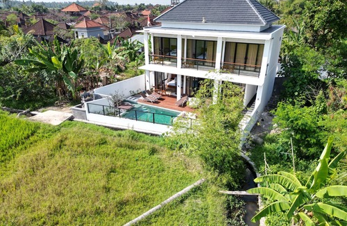 Abiansemal Villa | Villa 4BDR rice field view south of Ubud. Swimming pool + outdoor bath.
