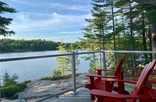 Gravenhurst House | WATERFRONT COTTAGE in Muskoka