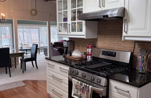 Wheatley Cottage | Waterfront Cottage | Creek, Dock & 5-Min Walk to Lake Erie & Wheatley Park