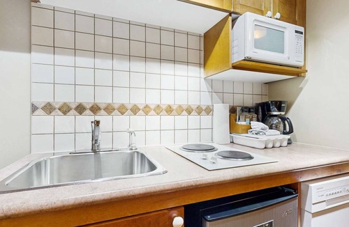 Village North Hotel | Whistler - Cascade Lodge 225