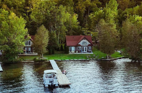Utterson Cottage | Winter relaxation getaway lake front Muskoka cottage with spectacular views