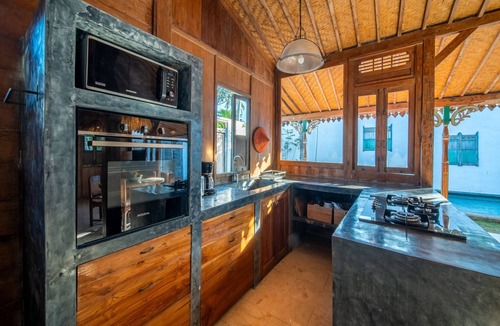 Kemenuh Villa | Wooden Sanctuary 2BR in Ubud