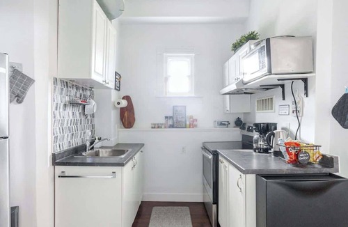 Belleville Apartment | Work, Rest, Visit & Explore | Cozy Downtown Studio