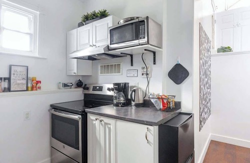 Belleville Apartment | Work, Rest, Visit & Explore | Cozy Downtown Studio