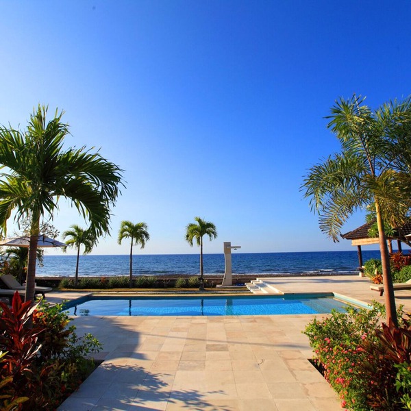 Authentic Beachvilla with cook, private pool, staff and lush tropical garden