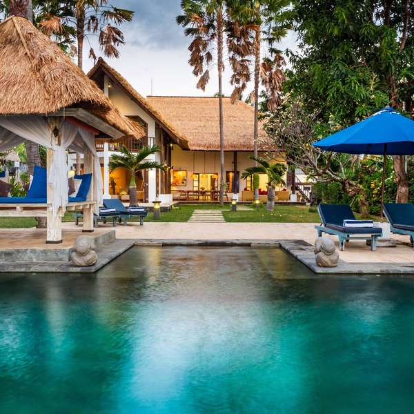 Villa Cantik: Luxury beach front villa including infinity pool and staff!