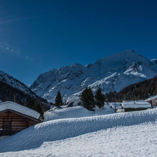 Warm and cozy chalet with fireplace, free Wi-Fi and elegant comfort.