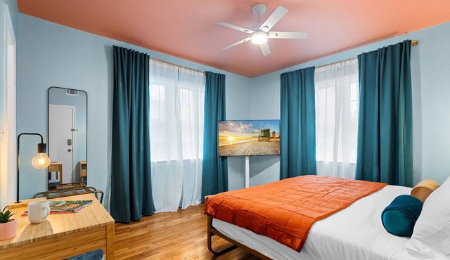 #04 Corner Unit in Mid-century Art-Déco building KingBed EnSuiteBath PetsOK