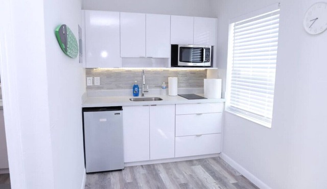 1113 Douglas rd · Cozy Studio w/parking & private patio w/BBQ