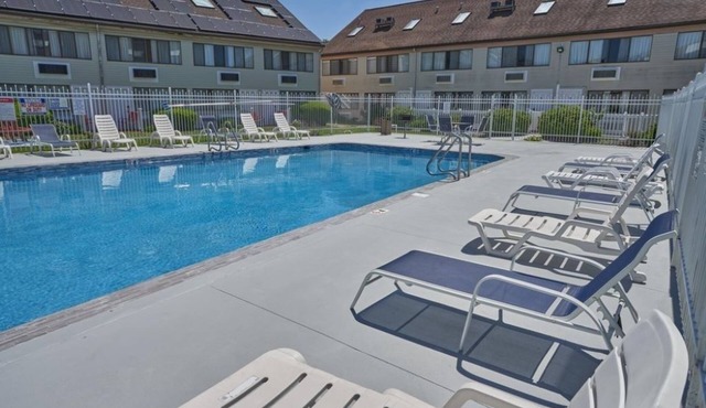 2 Budget Cape Cod Rooms – Relaxed Setting Close to the Beach & Local Attractions