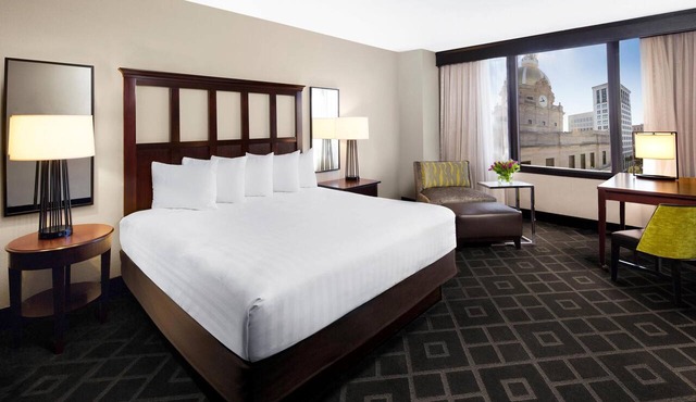 2 Connecting Suites at a 4⭐️ Hotel