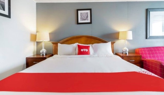 2 Road Trip-Ready Pet-Friendly King Bedroom Near Fishing and Dining Spots!