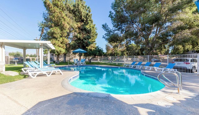 3 Units | Kitchen | Pool | Free Parking | Desert Gateway
