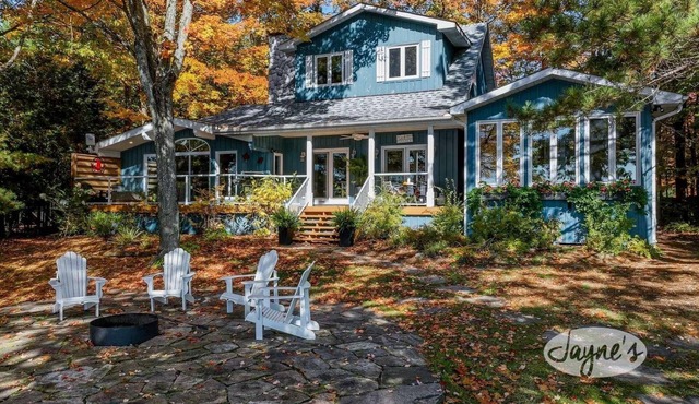 4bed 4bath cottage on Lake of Bays - SW Exposure! Hot Tub!