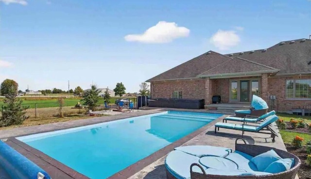 5-bedroom bungalow with pool, Hot tub, fire pit, play ground, in CrossHill On