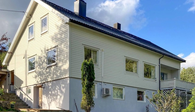 5 bedroom gorgeous home in Hundeidvik