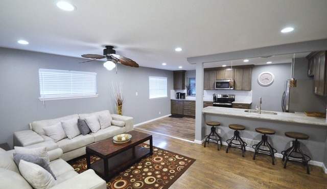5bdrms; 6King beds, 2kitchens, 2lvrms; Near Shops & Dining; 1block to Starbucks!