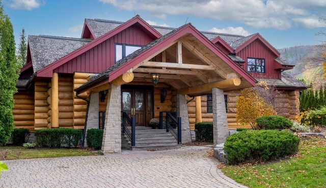 6 bdrm, 4 bath, luxury log ski cabin, steps from Craiglieth ski club!