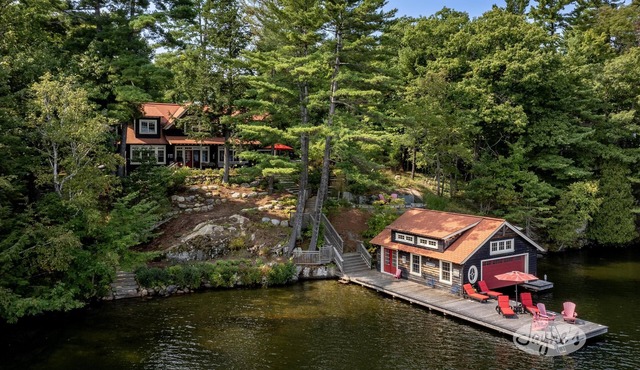 6 bed 4 bath cottage on Lake Rosseau with boathouse and sandy beach!