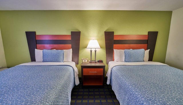 A Place You'll Surely Enjoy! 2 Units with Hot Tub, Indoor Pool, Free Breakfast!