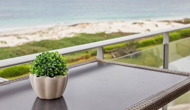 Absolute beachfront villa, Ledge Point