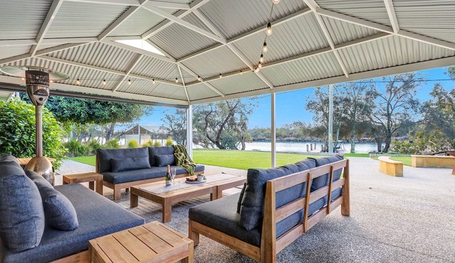 ABSOLUTE FRONTAGE TO THE MURRAY RIVER!