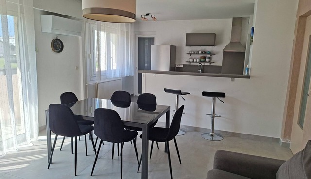 Apartment between city and lake, near shops
