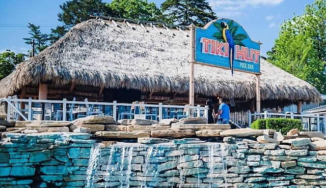 Authentic Missouri Experience! Onsite Pool, Free Parking