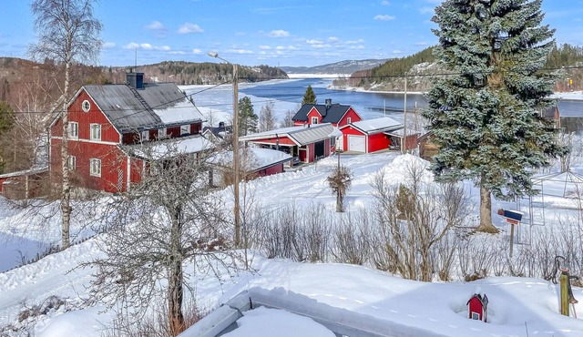 Awesome home in Lunde