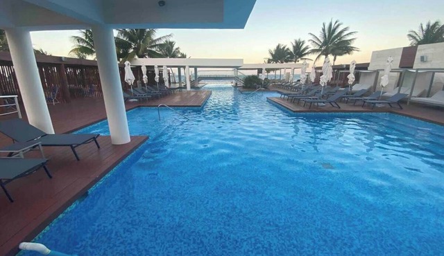 Beach Front Luxury 4 BDRM Heated Pool WiFi
