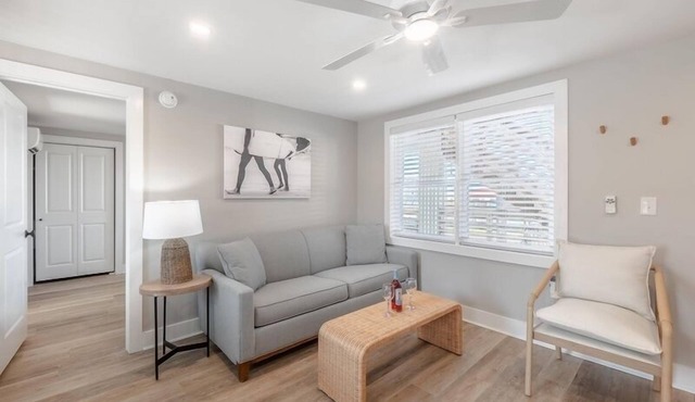 Beach House OKI - Queen Suite in hotel on Oak Island, North Carolina