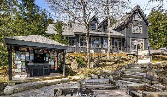 Beautiful 6 bed 4 bath cottage on Lake Joe with Boathouse + Hottub