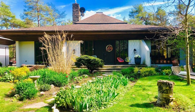 Beautiful & Private Mid Century Modern Country-House on 10 Acres near Caledon