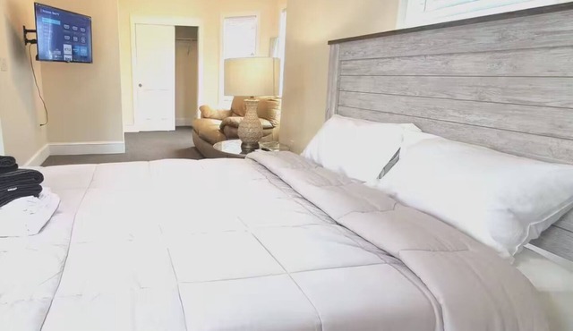 Best Private Group Stay - Sleep 16+ 3 Levels with 3 Baths 2 Kitchens