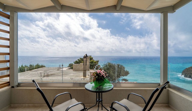 Boutique villa for 6 people, new build, sea view, close to the beach
