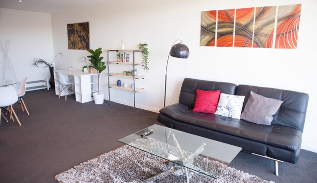Bright modern 1BDR, wifi, parking, close to city