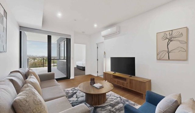 Bright Newly 2 Bed Apartment with Balcony Views