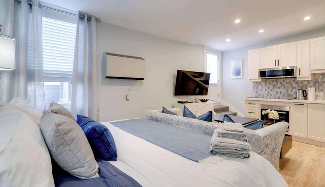 Casa Hotels: Stylish Suite with Patio—Leslieville