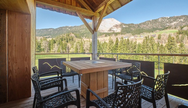 Chalet 'Les 3 Som' with Mountain View, Private Terrace and Wi-Fi