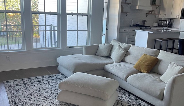 Charming 1-bedroom home in pleasant Arabi with WiFi, AC, and Washer and Dryer.