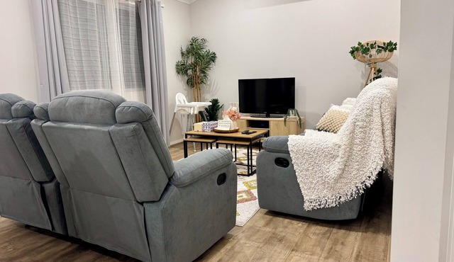 Charming 2-bedroom spacious family cottage with AC, Wi-Fi in soothing Thornlie