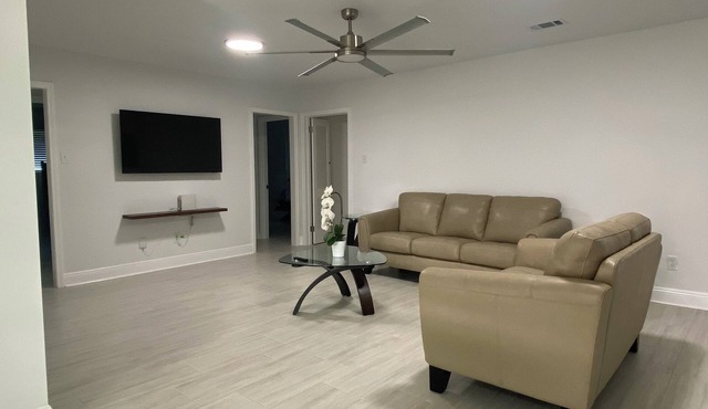 Charming 4 bedroom super clean and safe in Metairie newly remodeled WiFi & AC